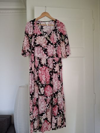 Robe fleurie rose et noir H&M taille M