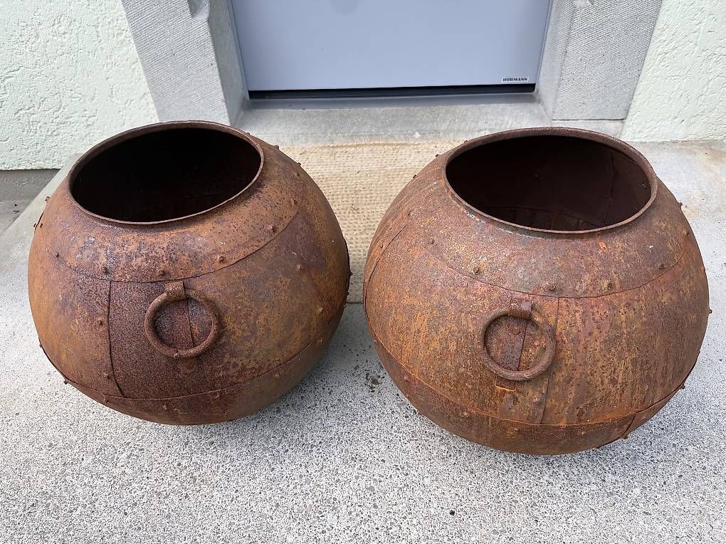 Vasi per fiori: Antiker indischer Wassertopf aus Eisen – Usato da Rüschlikon venduto da Sonnenschein567 1