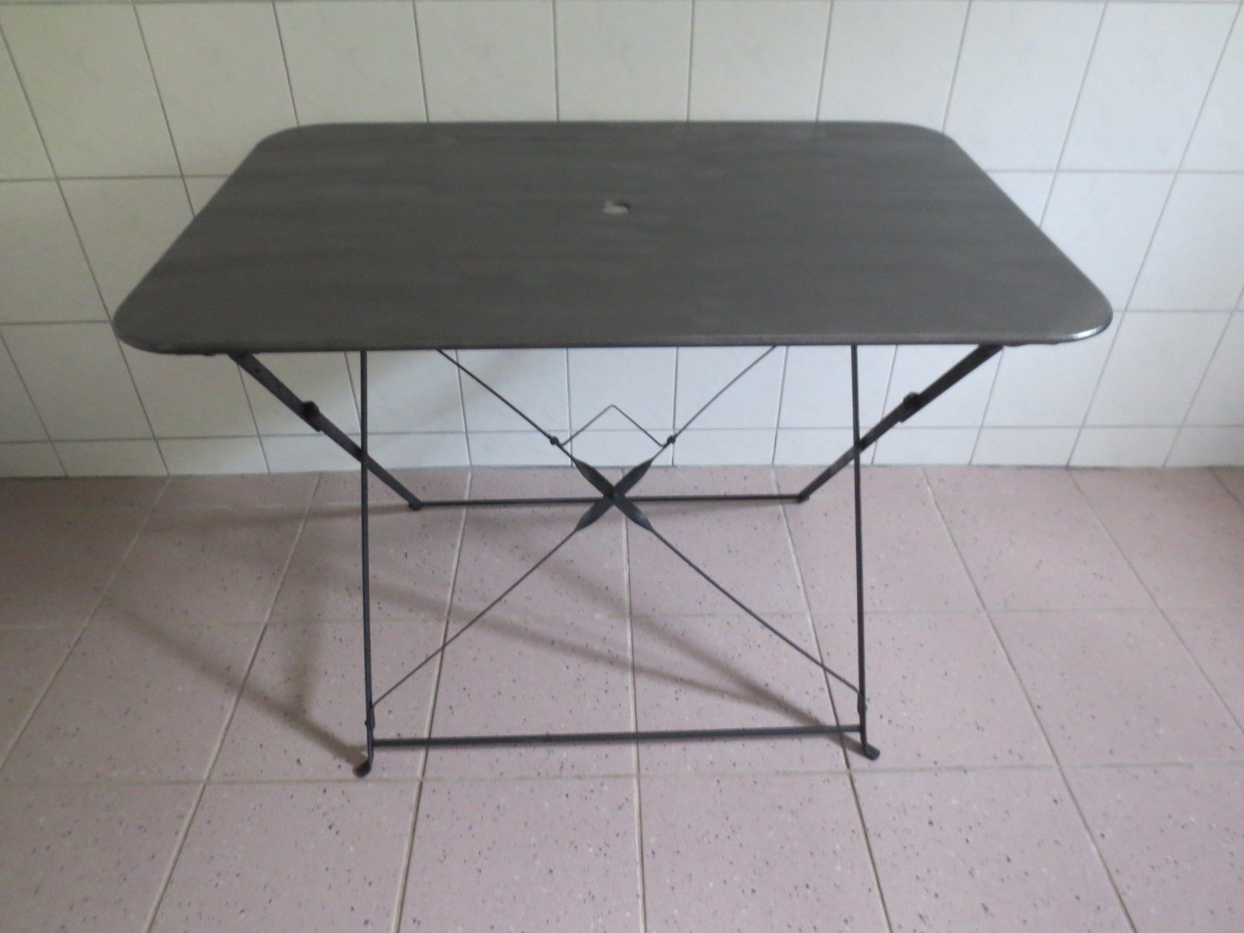 Tables: alter Metalltisch, klappbar – D'occasion à Horgen par hkek01