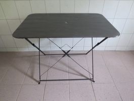 alter Metalltisch, klappbar