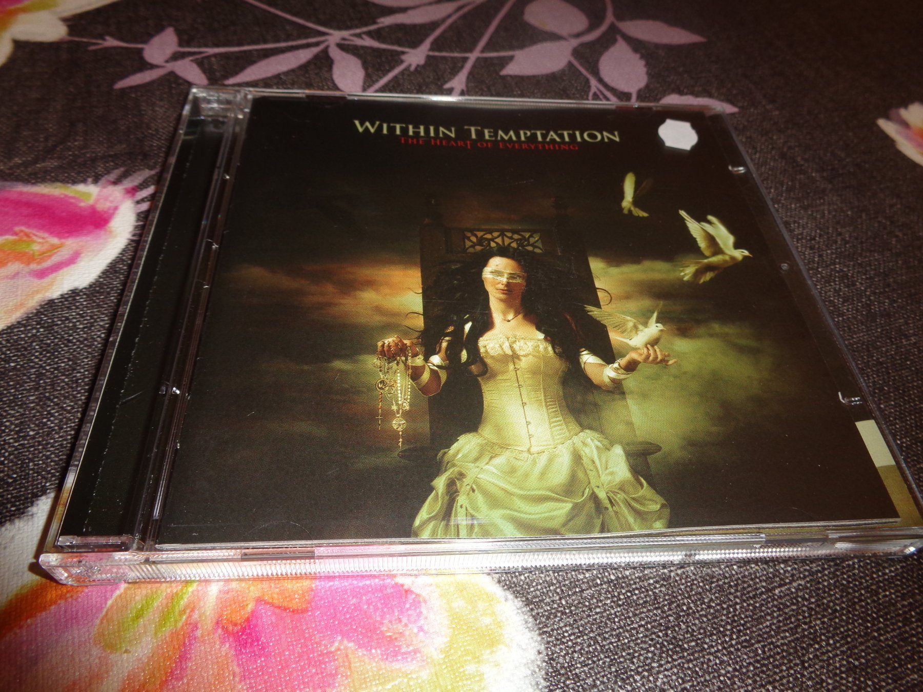 CD: Within Temptation - The Heart of Everything CD – Usato da Olten venduto da Disc-Ausverkauf