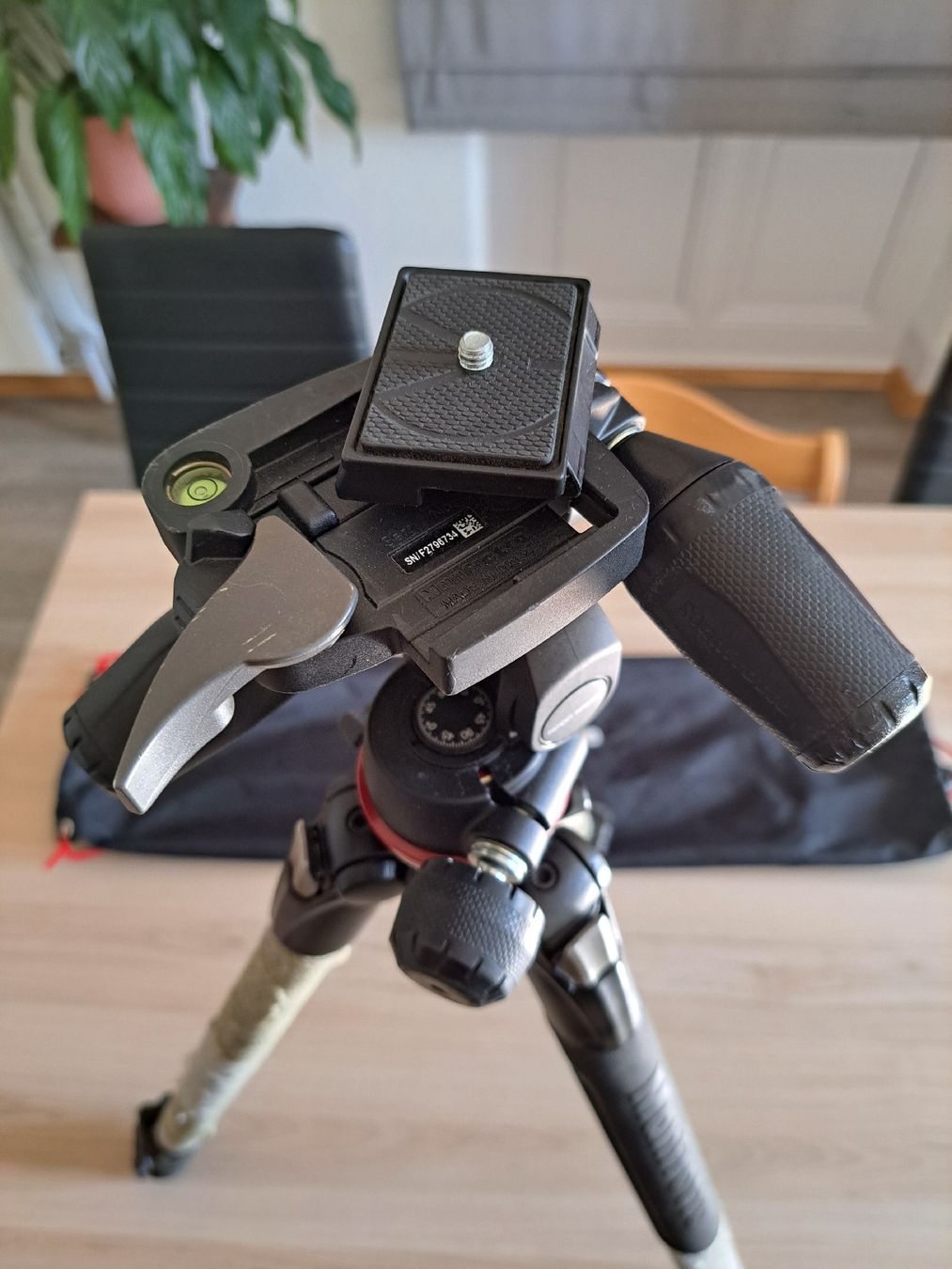 Manfrotto Treppiedi & Teste: Trépied Manfrotto MH804-3W avec housse! – Usato da Aigle venduto da Swampdudu 3