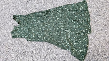 Grünes Sommerkleid mit weissen Punkten, Gr. S