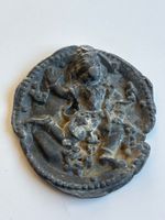 Metall Plakette rund mit Relieffigur (2S2)