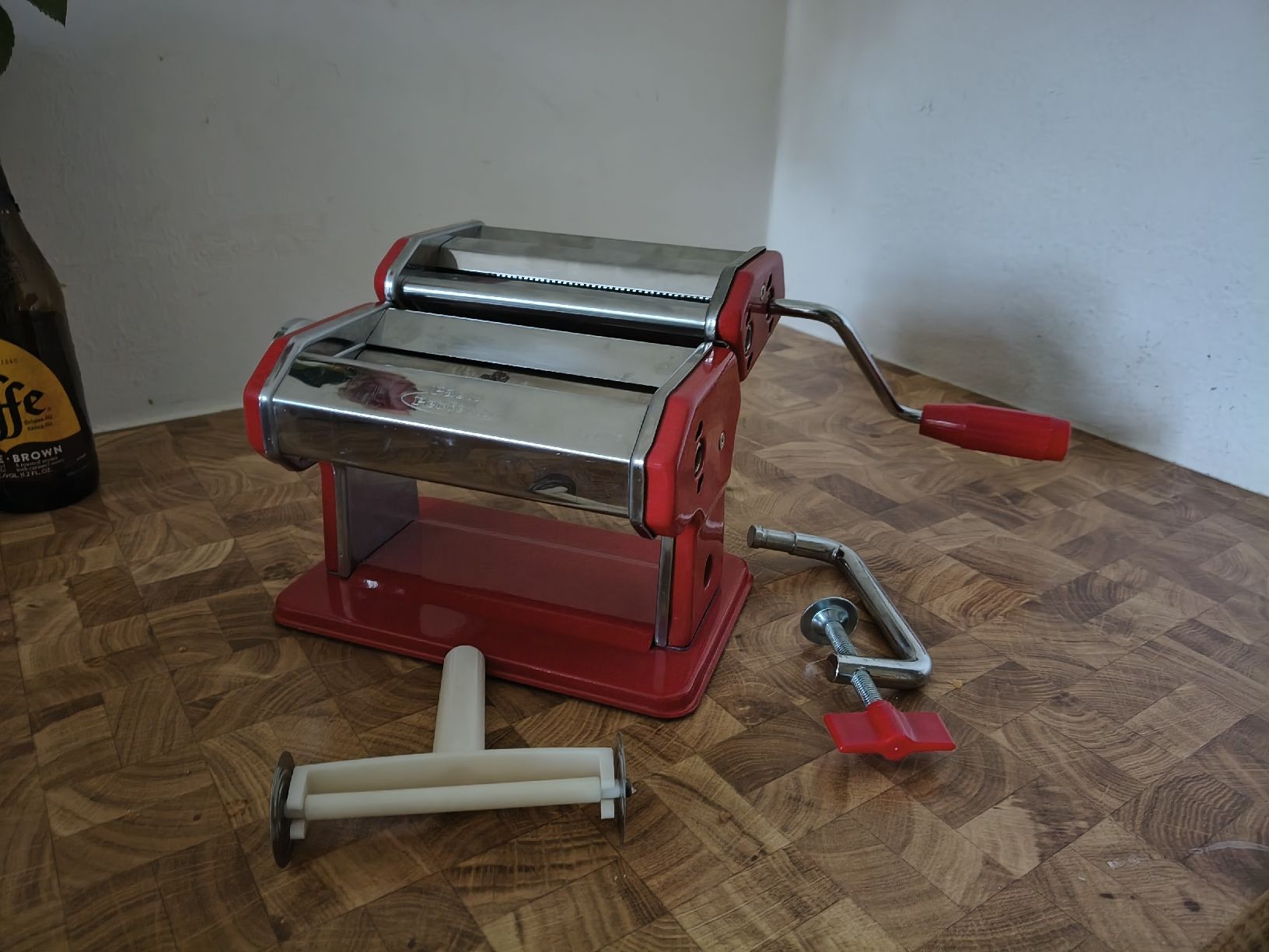 Elettrodomestici da cucina: Used Pasta Perfetta Manual Pasta Maker Machine Red – Usato da Zürich venduto da TrainLine 1