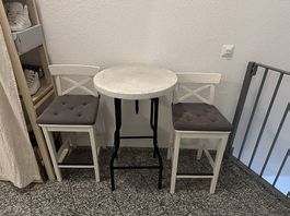 Bar mit Barstuhl  