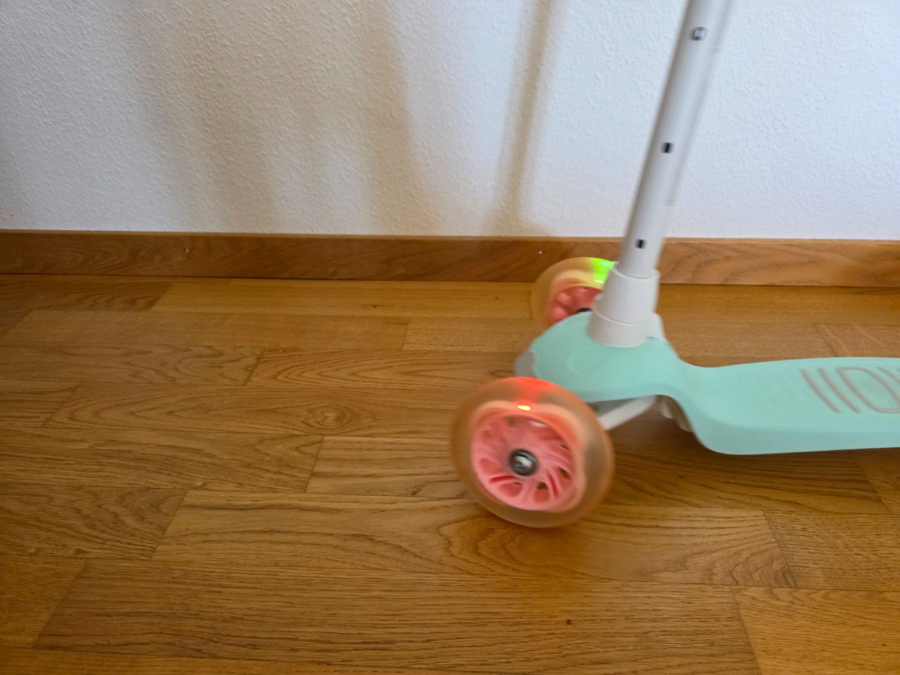 Decathlon Veicoli per bambini: Oxelo B1 500 Kinder-Trotti mit Leuchtrollen – Usato da Zürich venduto da flo_xm7y 3