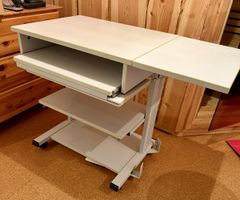 Rollbarer Computertisch mit Auszug, Top Zustand!