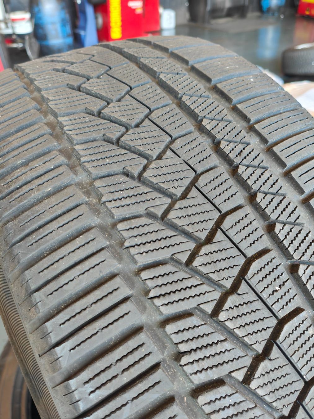 Continental Pneus & Kompletträder: Winterreifen 285/40 R22 – Gebraucht aus Oberengstringen von Reifen-Lagerverkauf 1