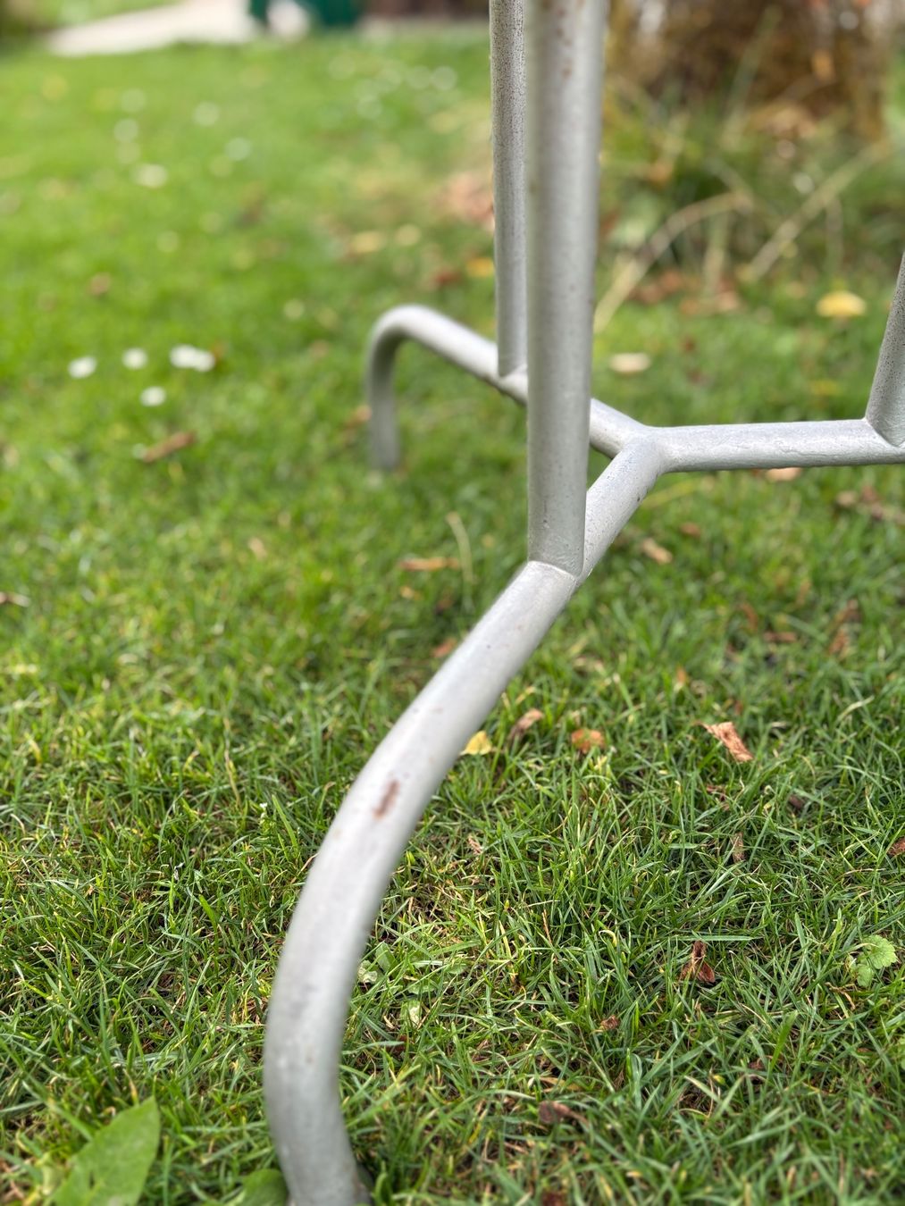 Tische: Runder alter Gartentisch aus Metall – Gebraucht aus Winterthur von reg_ld2g 2