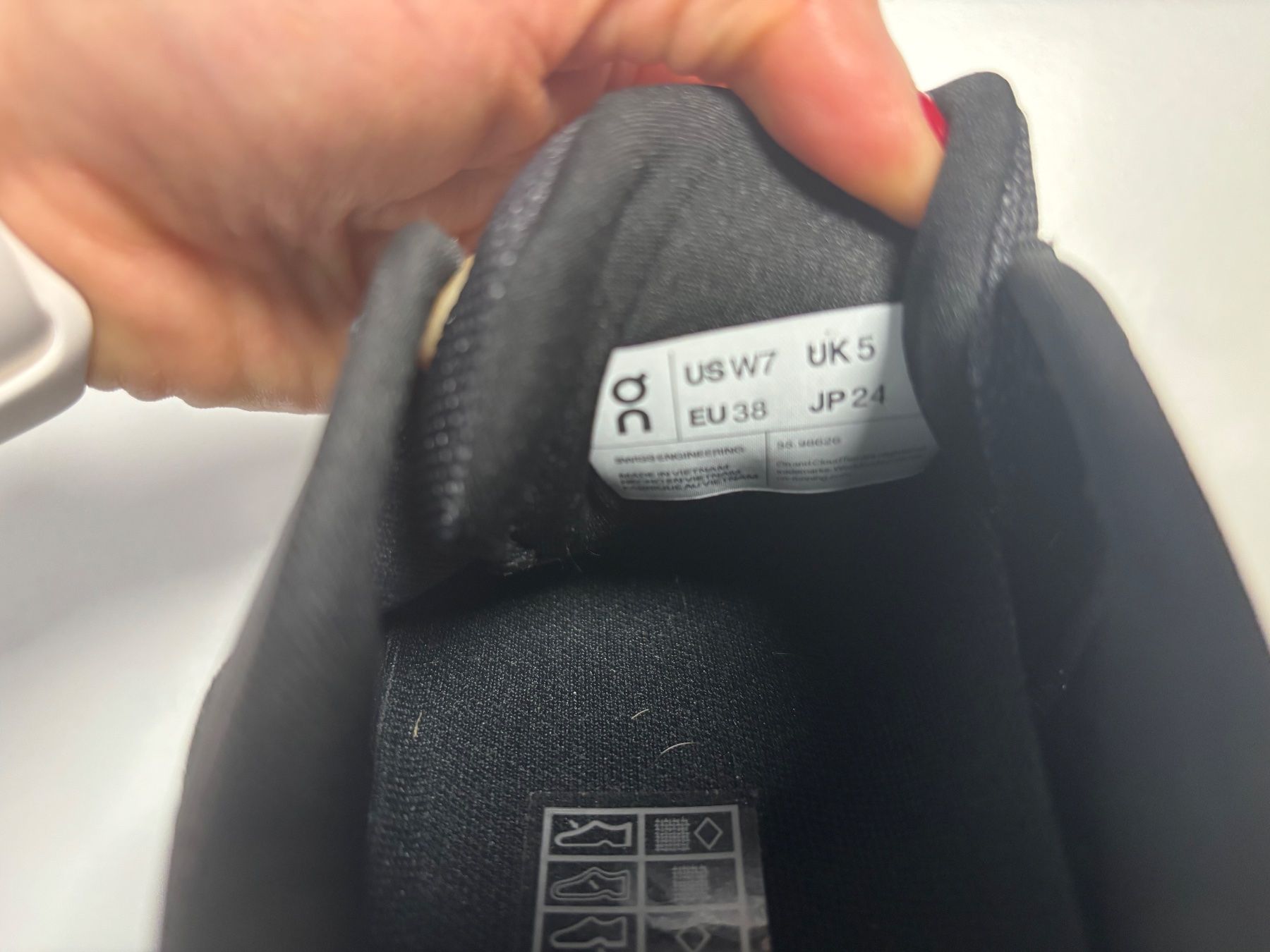 On Scarpe da donna: On Cloud cloudgo Grösse 38 schwarz Damen – Usato da Hergiswil NW venduto da Feybyen 4