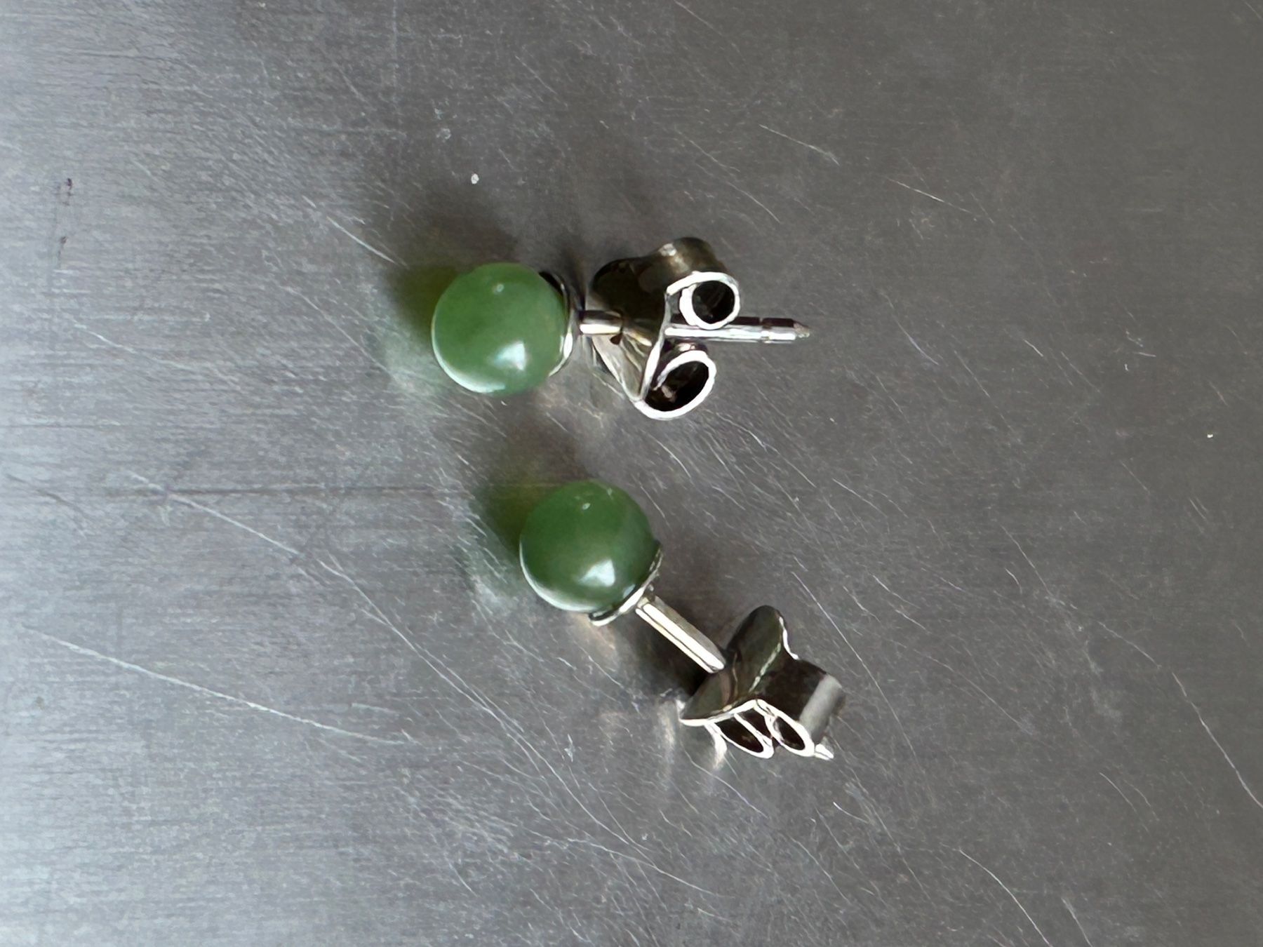 Ohrringe & -stecker: Ohrenstecker mit hellgrünem Stein, eventuell JADE – Gebraucht aus Dittingen von Bellevista 1