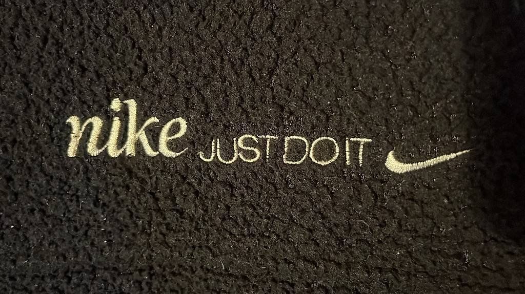 Nike Pullover & Sweatshirts: Pull Nike Sherpa noir taille L / Schwarzes Nike Pullover L – Gebraucht aus Soral von Diiiiiiiane 1