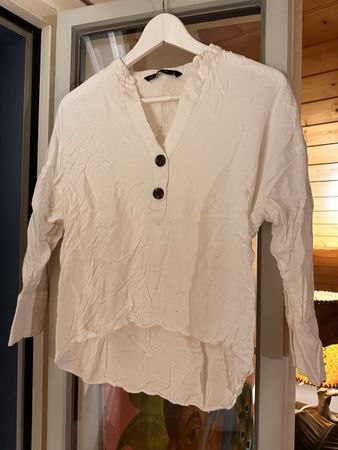 Bluse Weiss Knöpfe in Holzoptik