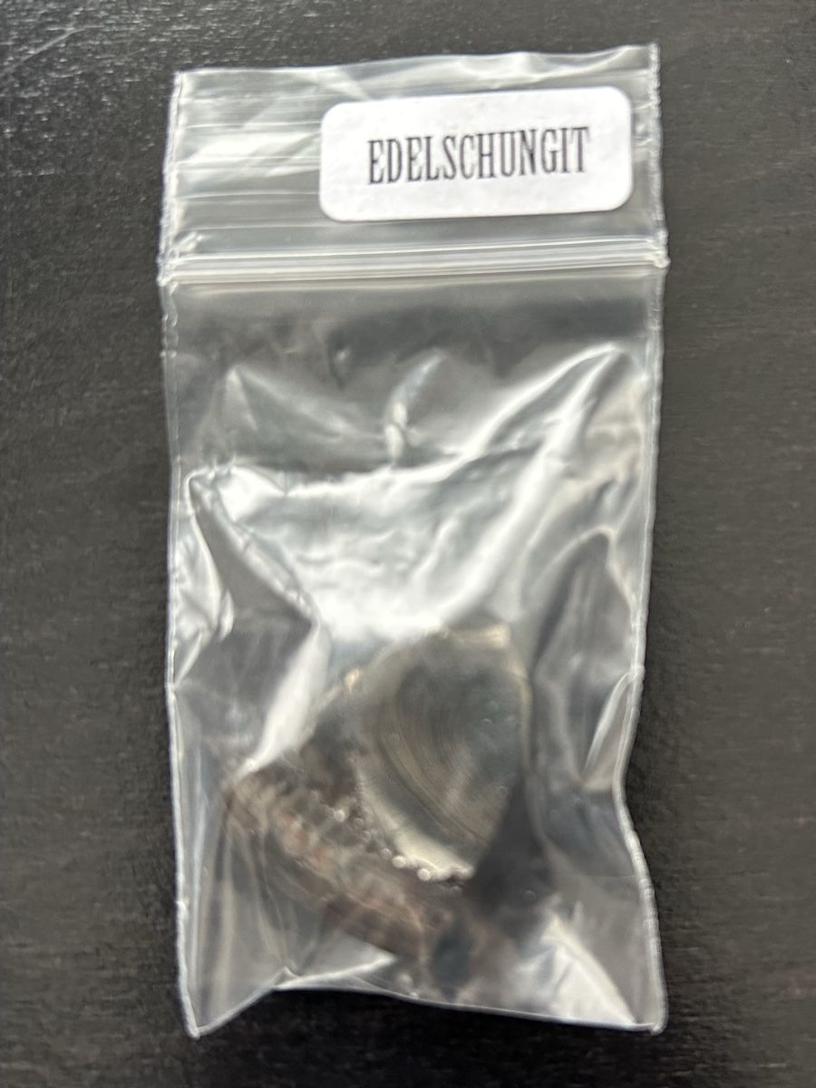 Minerali & Pietre curative: Edelschungit Anhänger 2.5 x 3 cm – Nuovo e nell'imballaggio originale da Widnau venduto da dan_hrm2 2