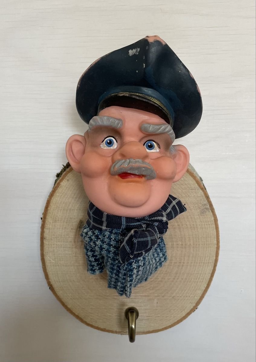 Guardaroba: Garderobe mit Kasperli Figur – Usato da Zürich venduto da Refereefair 2