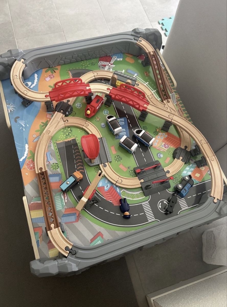 Hape Giocattoli: Hape Holzeisenbahn mit Tisch – Usato da Buttikon SZ venduto da kaischi2008 2
