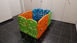 Sicherer Laufstall für Kleinkinder, bunt