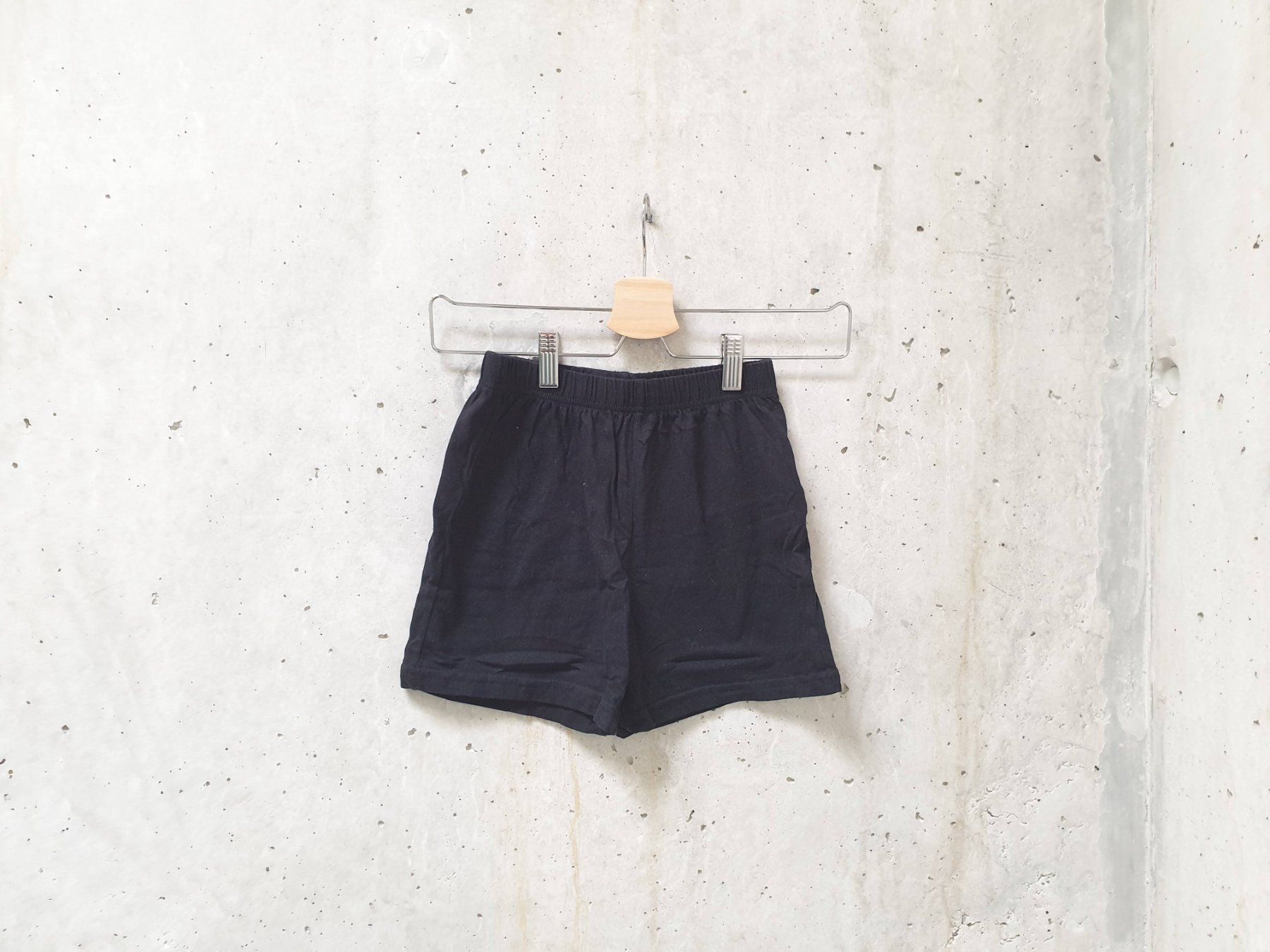 Hosen: Short en coton fin, noir, garçon, taille 8 ans – Gebraucht aus Fribourg von fripons