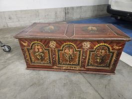 Alte bemalte Holztruhe mit Blumenmotiv guter Zustand