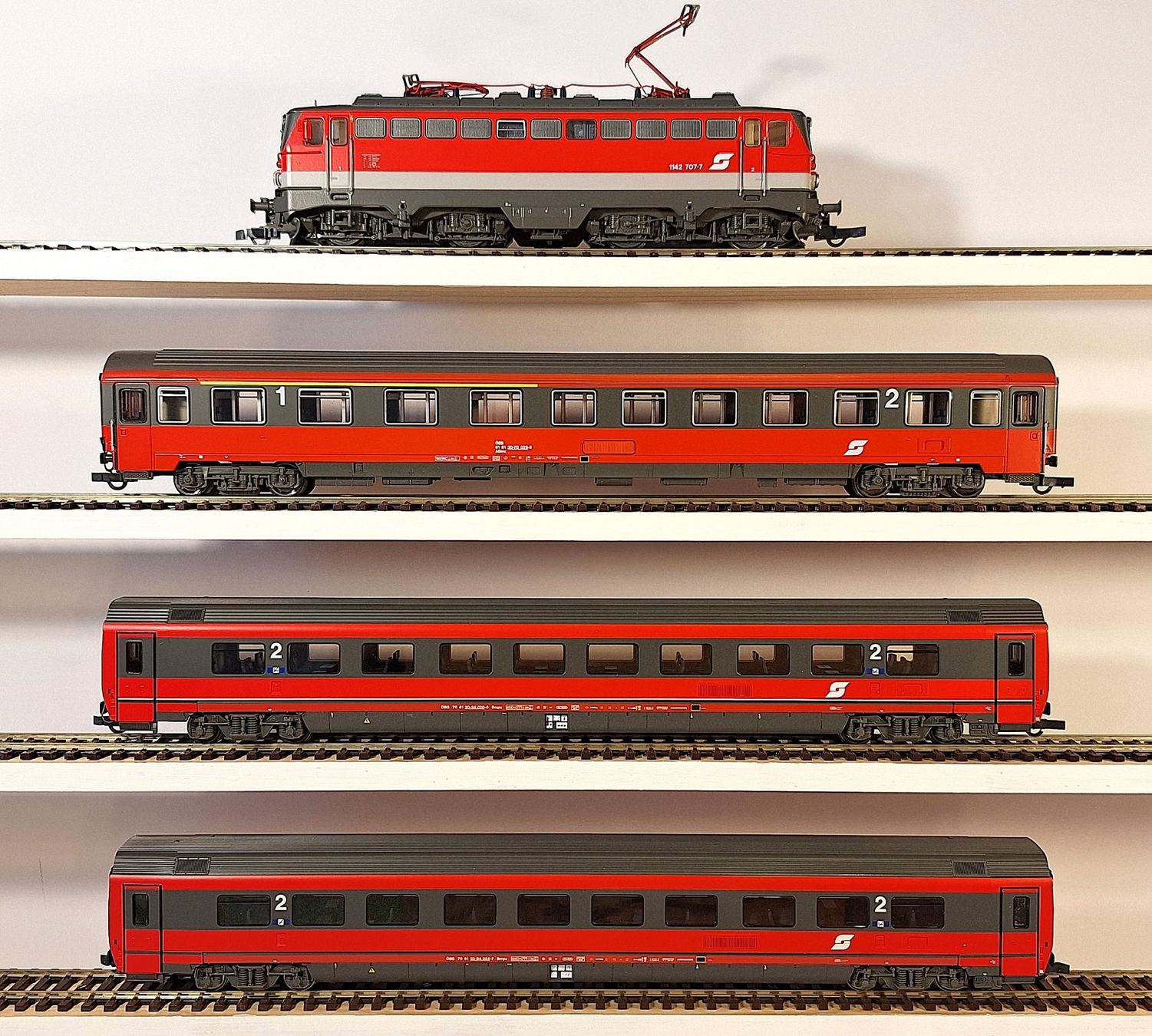 Roco Modellini di ferrovie: ÖBB 1142 mit Modularwagen – Usato da Bern venduto da BahnliebhaberRe420