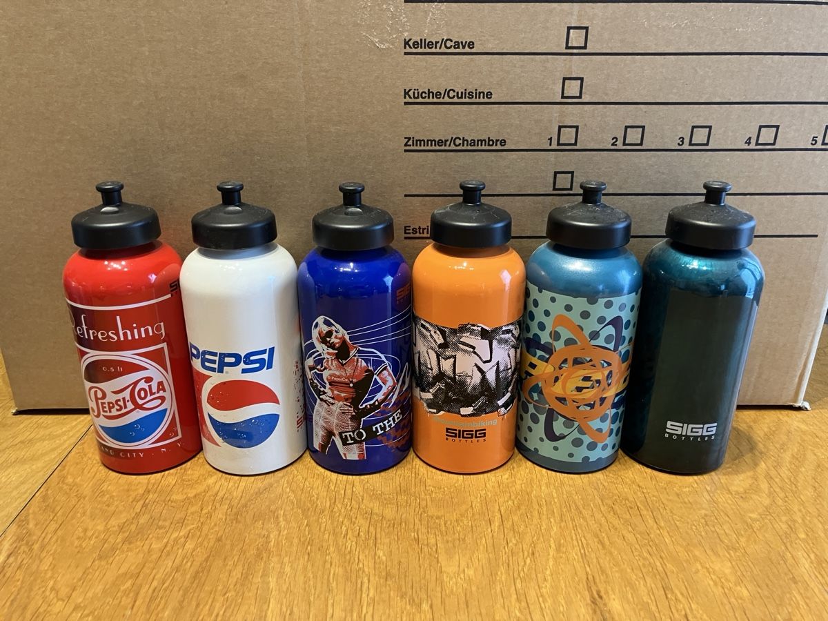 Sigg Borracce & Thermos: Konvolut 45 Sigg Trinkflaschen aus Sammlung – Nuovo (secondo la descrizione) da Balterswil venduto da Swiss611 3