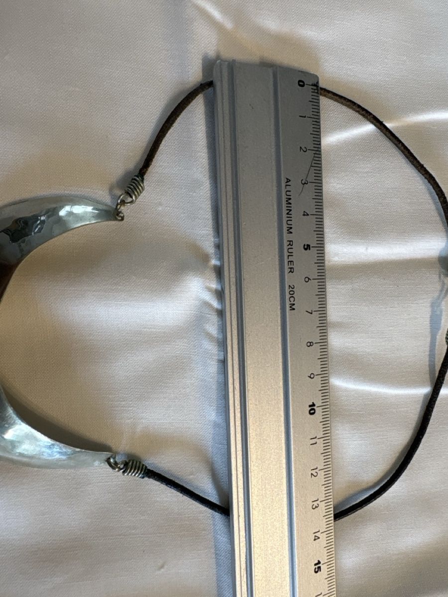 Catenine: Collier mit Metallanhänger und Lederband – Usato da Thun venduto da Gitarre-1 3
