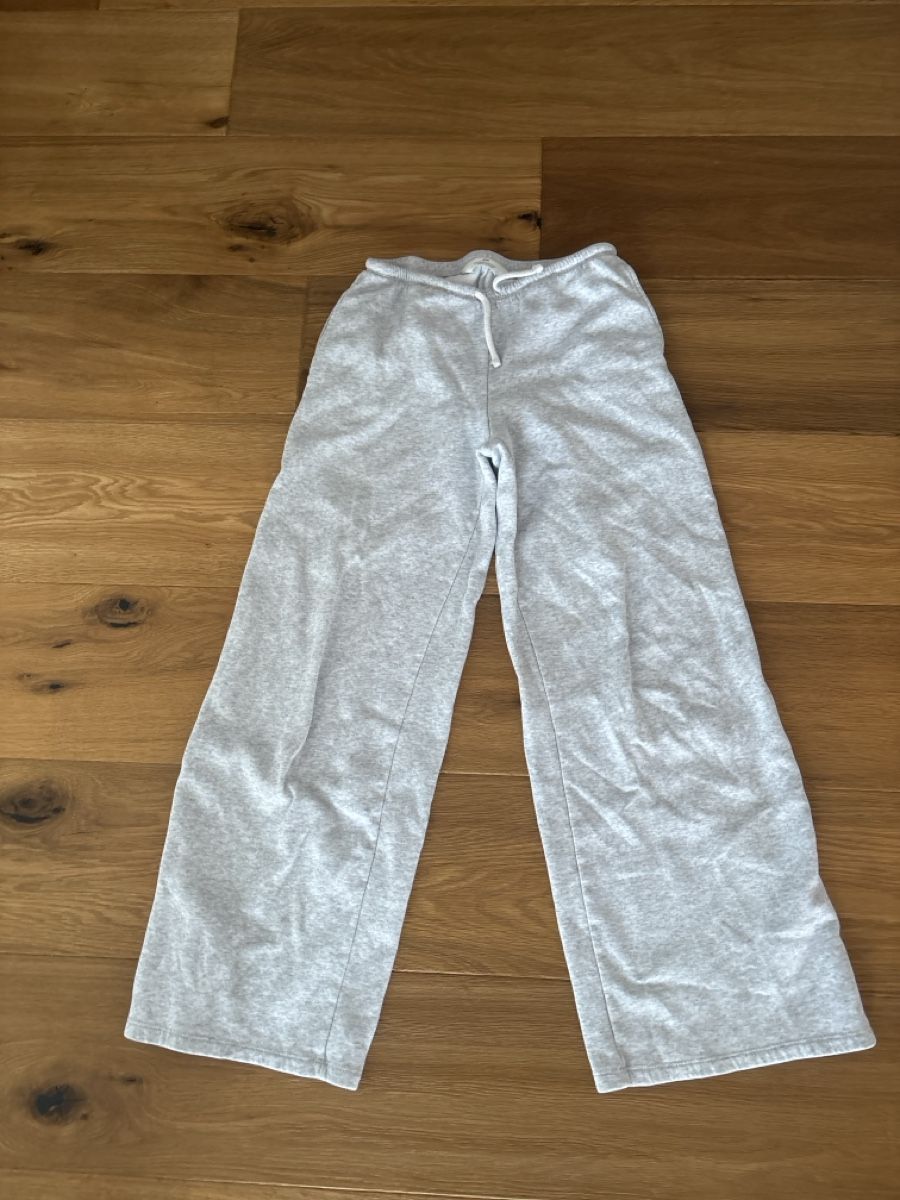 H&M Pantalons: H&M Jogging-Hose, hellgrau, Grösse 158 - Mädchen – D'occasion à Wilen b. Wil par b-mountain