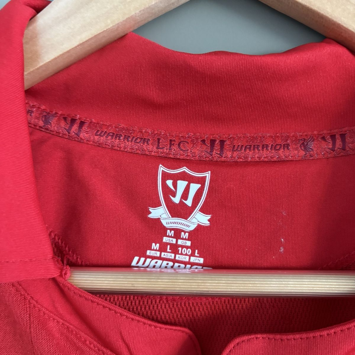Liverpool Fc Canottiere & Pantaloni: Fc Liverpool Trikot Warrior Suarez – Usato da Winterthur venduto da LaBodega 3