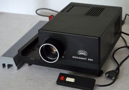Diaprojektor / Projecteur Braun Novamat 520