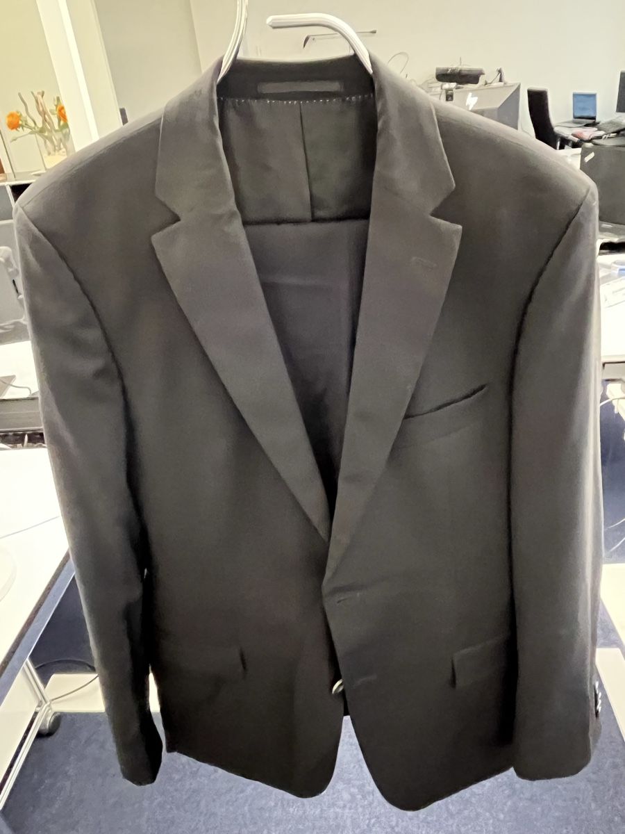 Completi: Hugo Boss Anzug schwarz ab CHF 1.00 – Usato da Zürich venduto da simugi