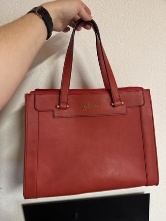 Rote Handtasche Guess