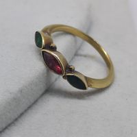 Entzückender Goldring mit Edelsteinen