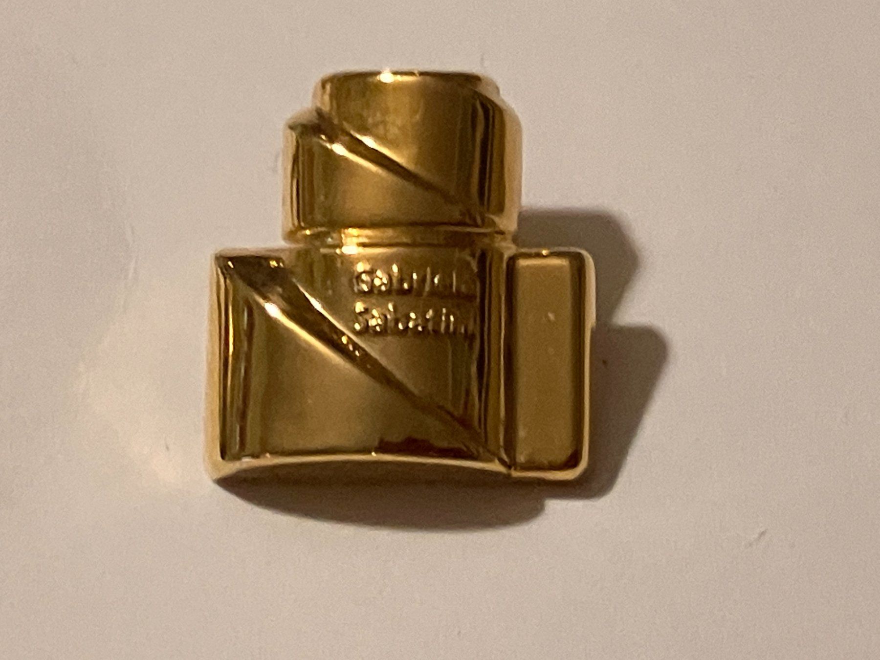 Placchette & Badge: 1 Pin Parfum Gabriela Sabatini – Usato da Basel venduto da djwwpp
