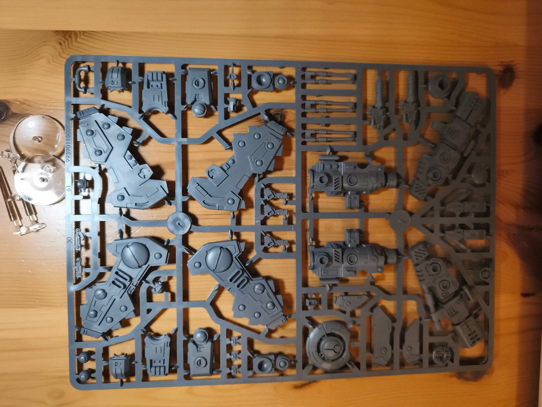 Kit di modellismo & Modellini statici: Warhammer 40k Riptide Battlesuit T'au – Nuovo (secondo la descrizione) da Cheseaux-Lausanne venduto da abe_f5sn 2