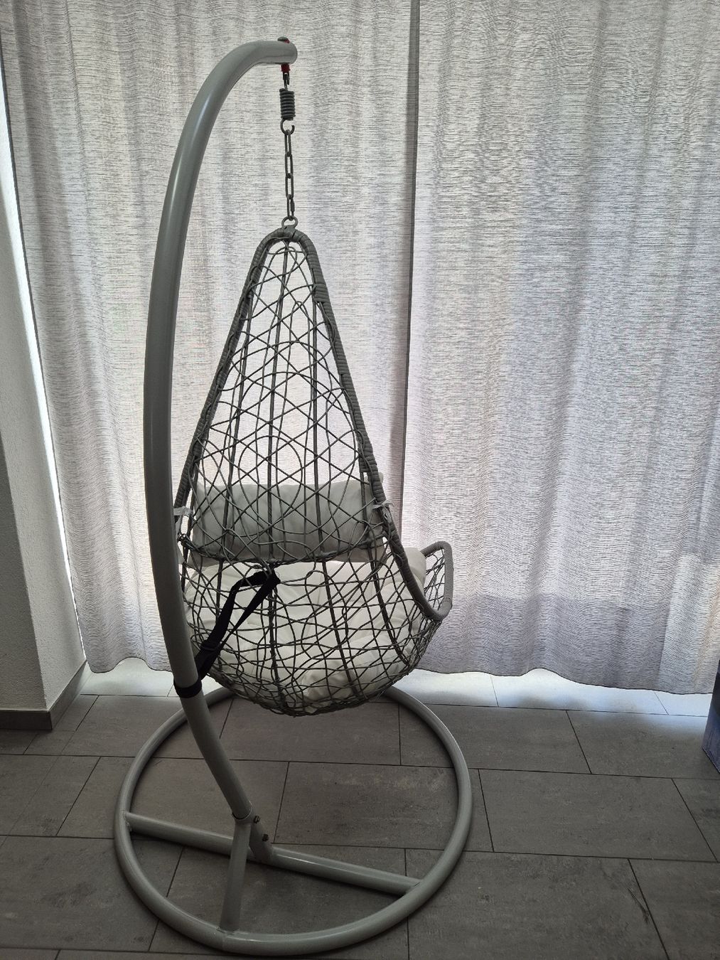Poltrone pensili da giardino: Hängesessel - Polyrattan - Hellgrau mit weißen Kissen  – Usato da Bertschikon Gossau venduto da Andre675 3