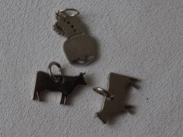 Drei silberglänzende Anhänger (Kuh & Glocke) mit Ösen