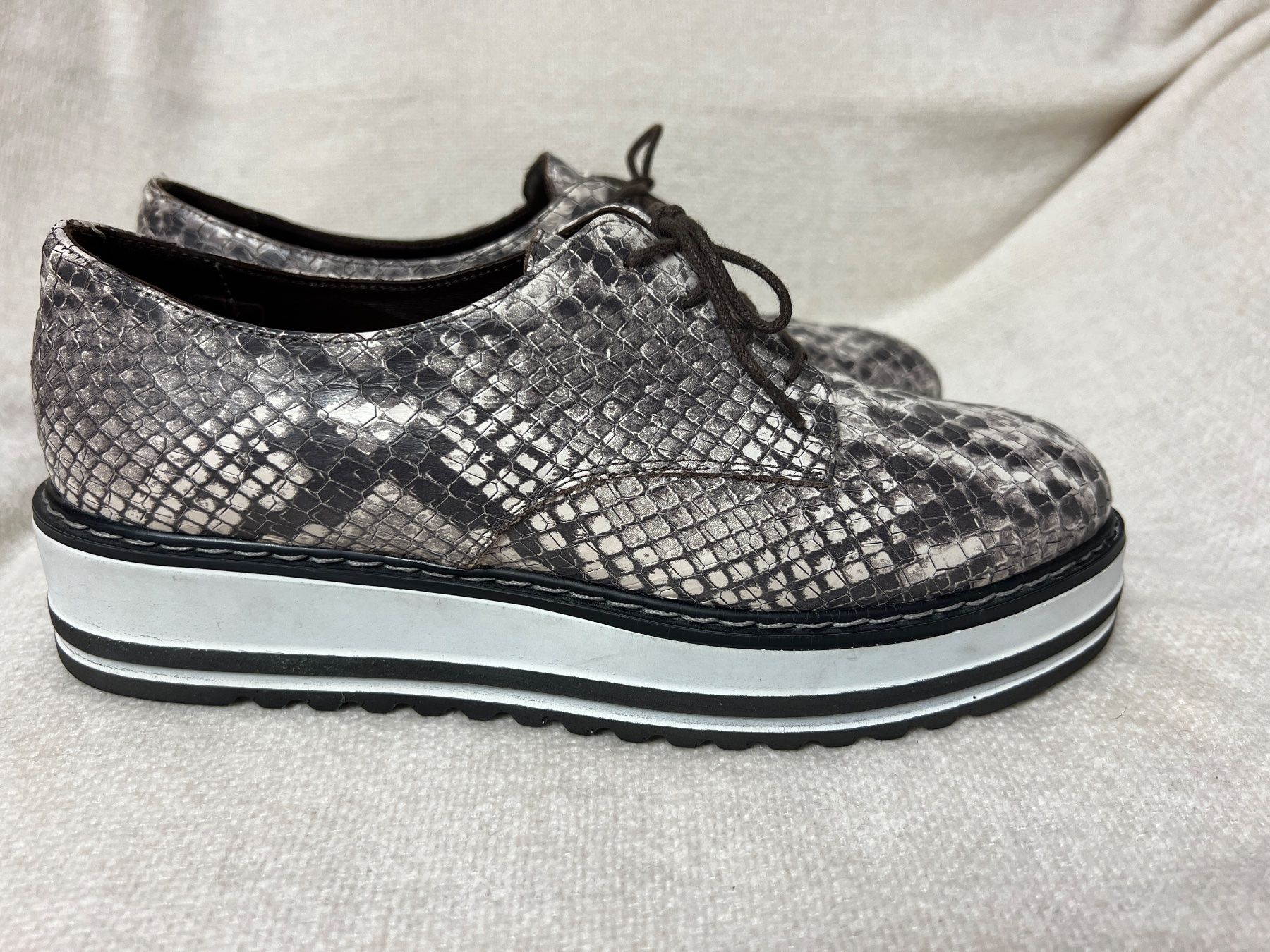 Marc Cain Damenschuhe: Schicke MARCCAIN Schnürschuhe Grösse 39 Plateau – Gebraucht aus Ebikon von jogger69 1