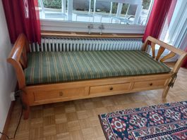 Antik: Biedermeier-Chaiselongue-Sofa mit drei Schubladen