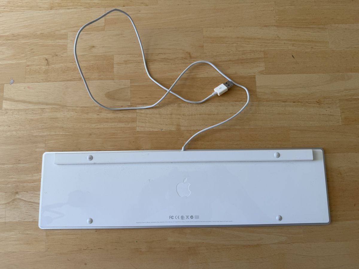 Apple Tastiere: Apple Tastatur/ Keyboard, Model A1243 USB – Usato da Giswil venduto da urr_7c5j 1
