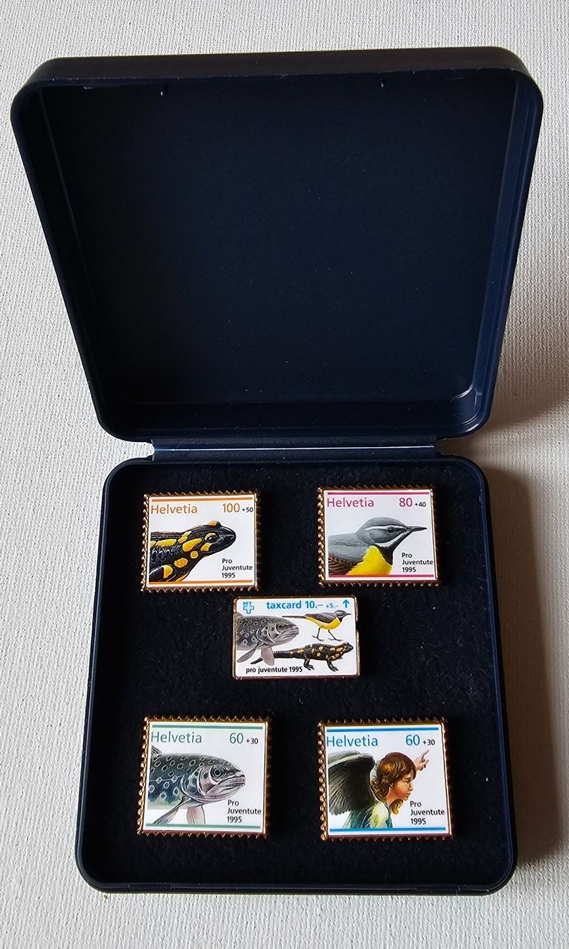 Placchette & Badge: Pro Juventute Briefmarken-Anstecker Set 1995 – Usato da Windisch venduto da Moosarchat 1