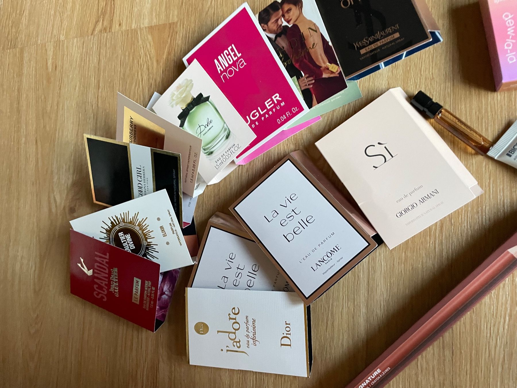 Parfum & Eau de Toilette: Parfüm/make-up muster – Neu und originalverpackt aus Seedorf UR von Vita000 1