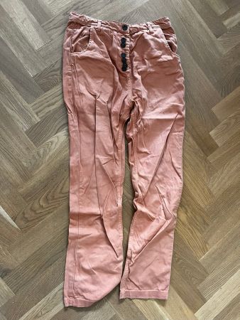 Rostrote Hose vom Zürcher Modelabel Lia-ne, 38