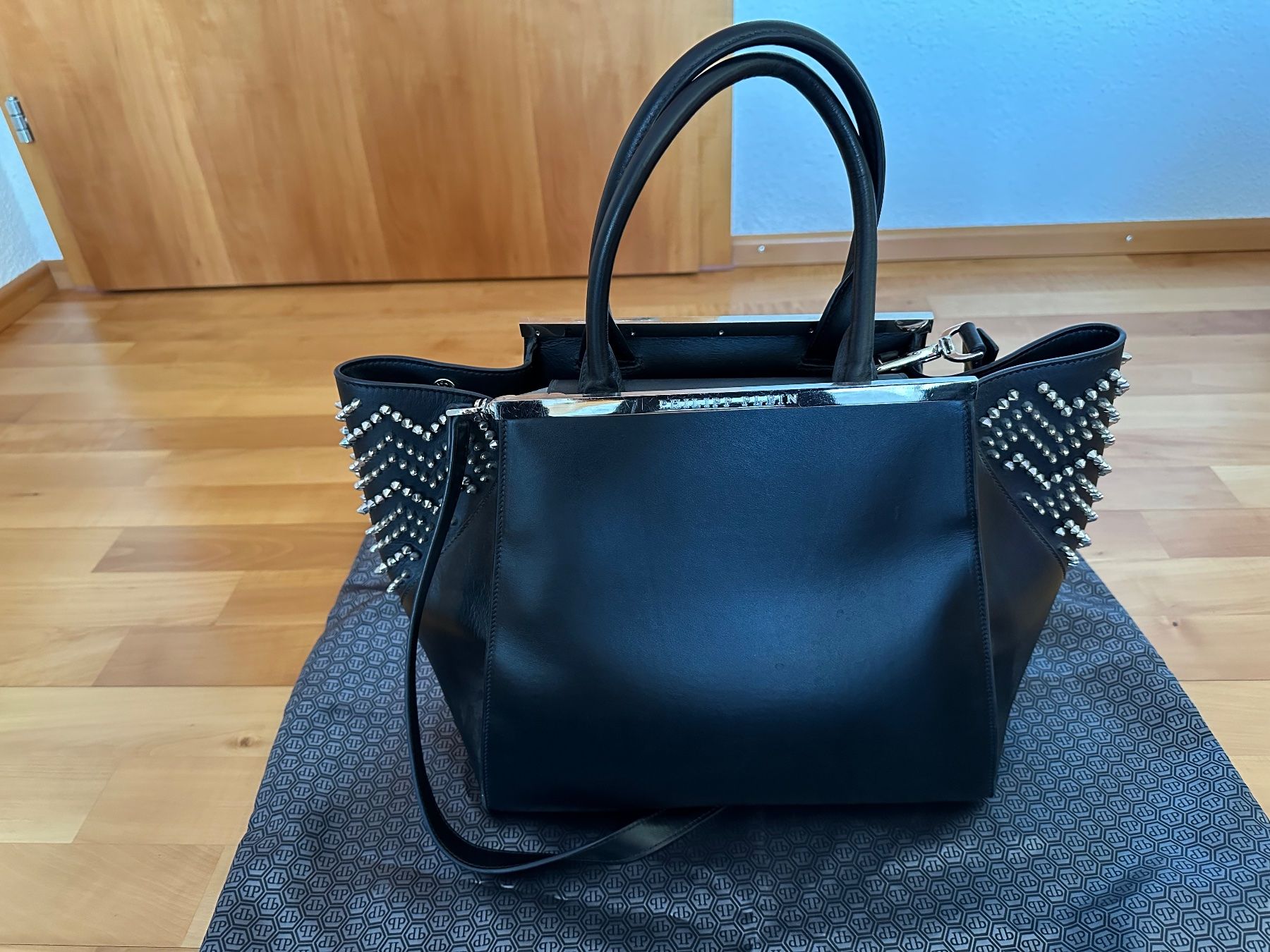 Philipp Plein Borse da donna: Philipp Plein Handtasche schwarz/Nieten – Nuovo (secondo la descrizione) da Niederhasli venduto da R__A 3