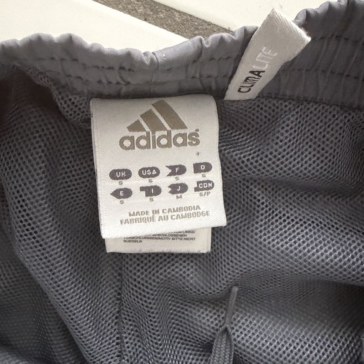 Adidas Pantaloni: Sporthose Adidas grau Grösse S – Nuovo (secondo la descrizione) da Opfikon venduto da ZDem 3