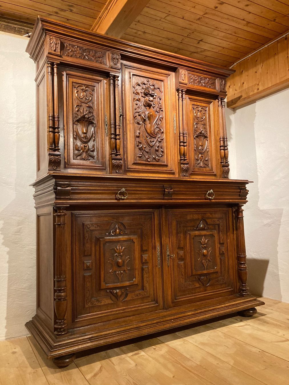 Credenze: Nussbaum Barock Massivholz Buffet – Usato da Burgistein venduto da Hohlenwegen 1