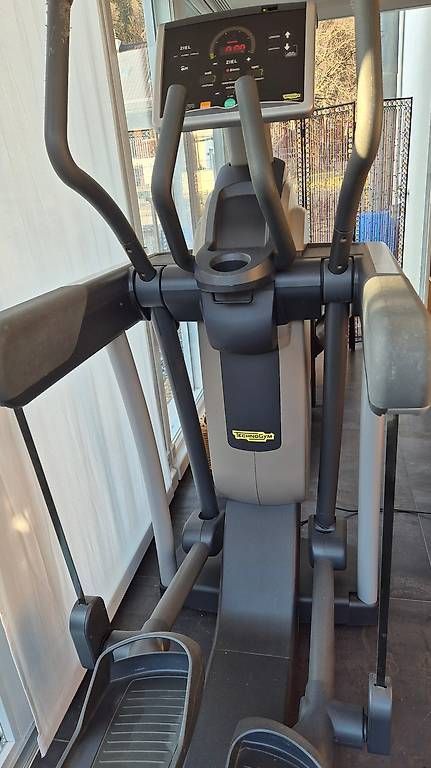 Hometrainer: TechnoGym Crosstrainer für das Ganzkörpertraining – Usato da Felsberg venduto da allcan