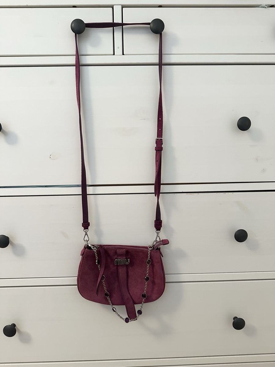 Miu Miu Taschen für Damen: Miu Miu suede shoulder bag, burgundy, chic accessory – Gebraucht aus Langnau am Albis von vitaklimova 1