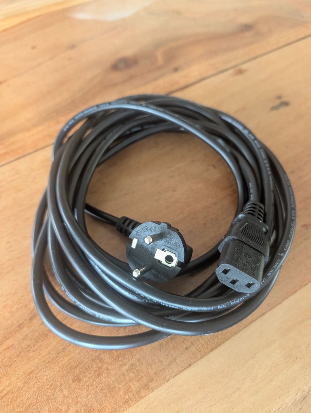 Cavi: Netzkabel (Schuko auf C13) – Usato da Reichenburg venduto da baumli7