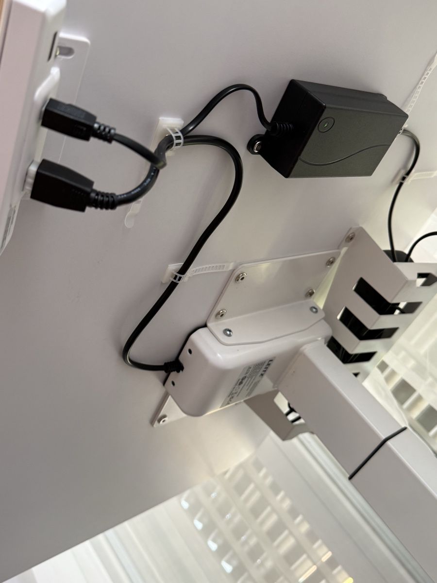 Schreibtische: Leitz Ergo elektrischer Sitz-Steh Tisch – Gebraucht aus Buchs AG von D-A-N 3